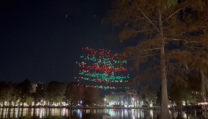 事發前,無人機變換陣形。(互聯網)