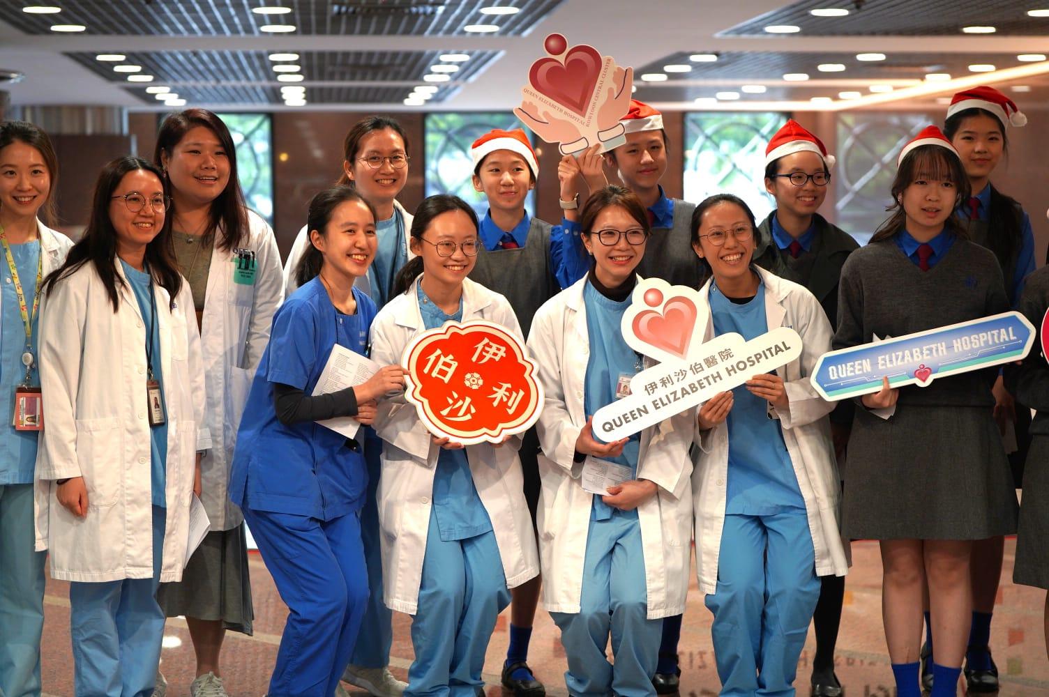 女拔學生去伊院同醫護人員一齊報佳音。(伊利沙伯醫院提供)