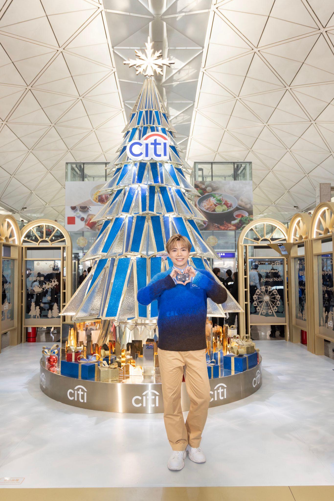 張敬軒為機場聖誕許願樹亮燈。