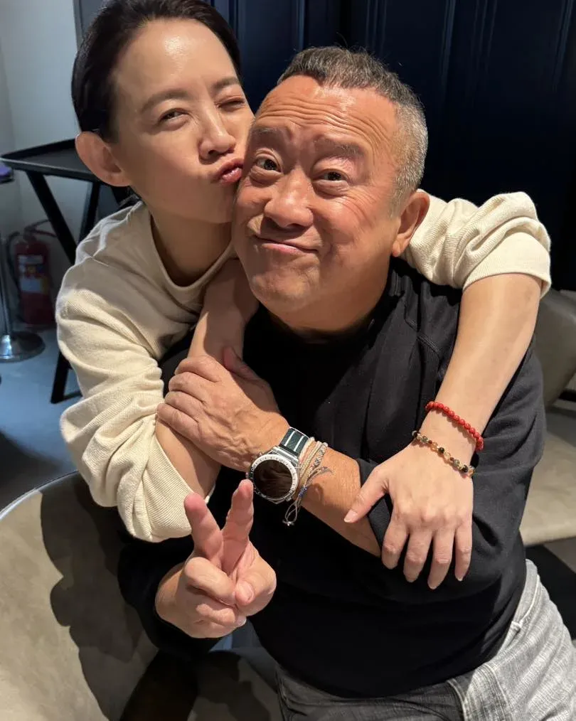 曾寶儀曾志偉父女合照