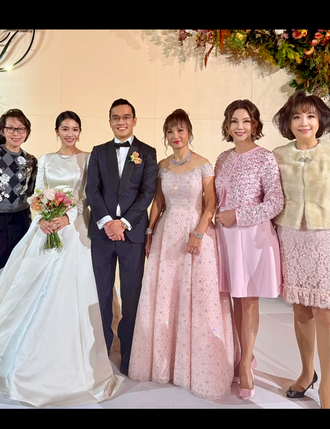 鄭志亮(Christopher)於星期二結婚,迎娶Tina Huang(左二)。