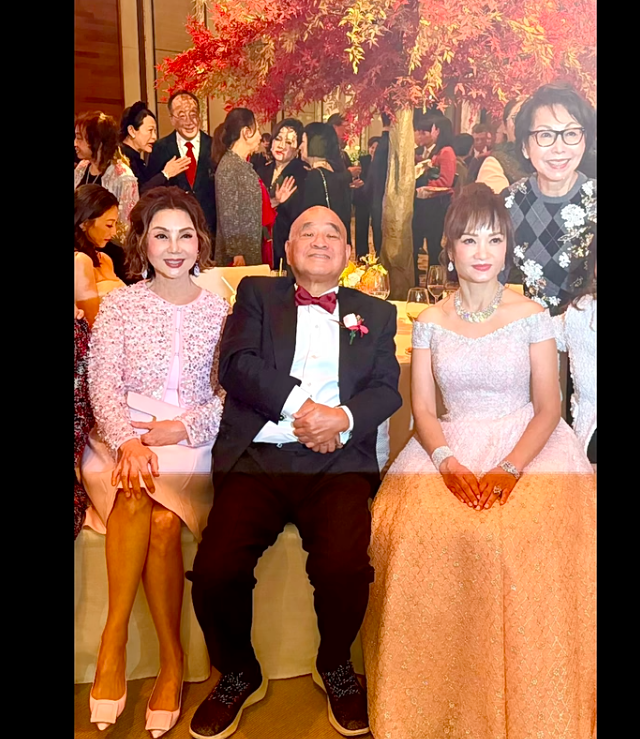 謝玲玲與新老爺鄭家純合照。