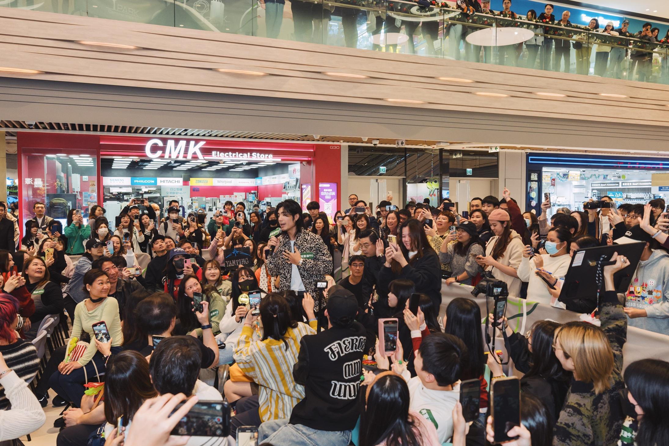 活動中,YT 大哥盡展親和本色,與fans大玩遊戲,又連環送上多項福利。