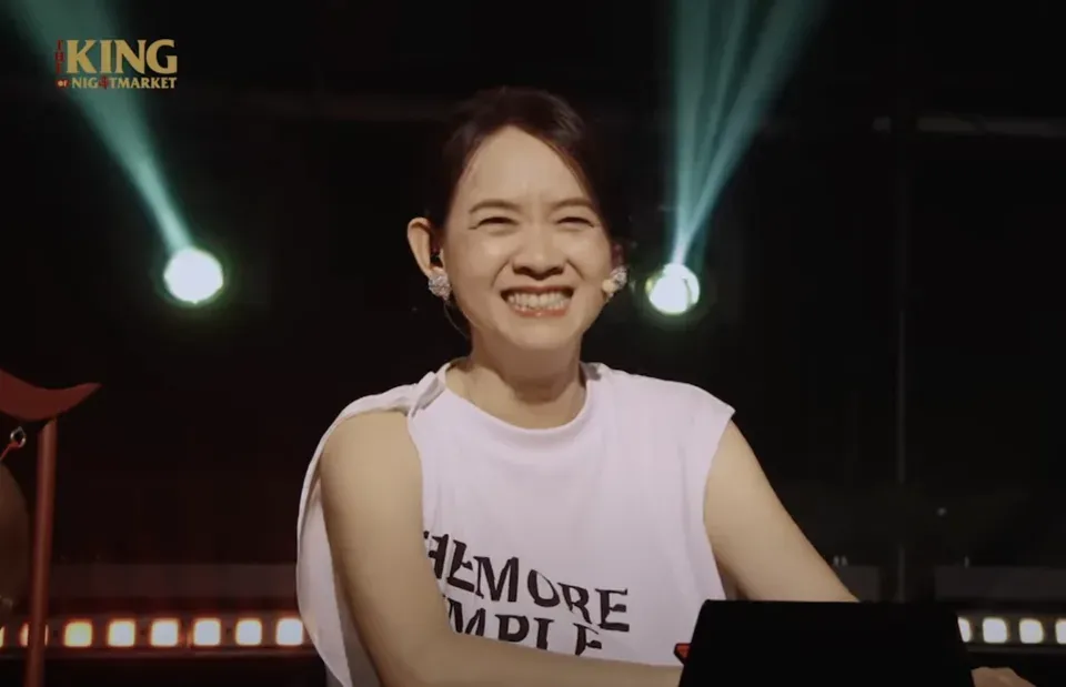 曾寶儀聽完「多餘」論之後只能以笑回應