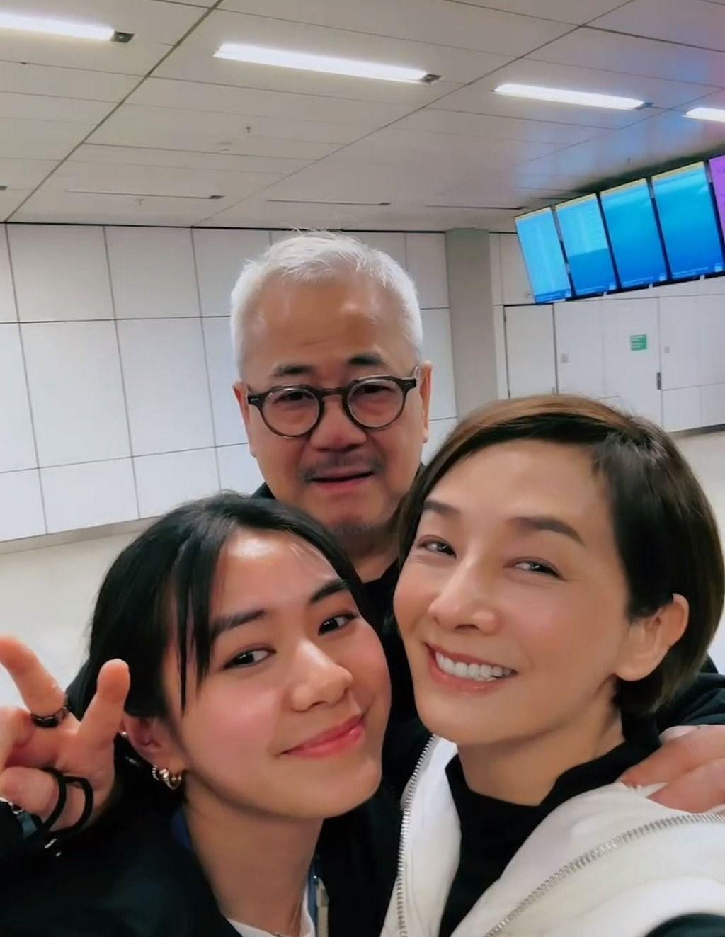 女兒讀書成績優異,Mo姐與區導演陪感安慰。