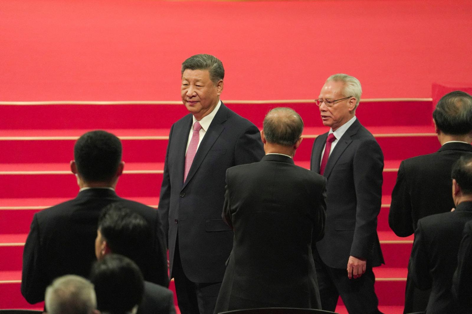 岑浩輝(右)在國家主席習近平監誓下,宣誓就任澳門行政長官(路透社圖片)