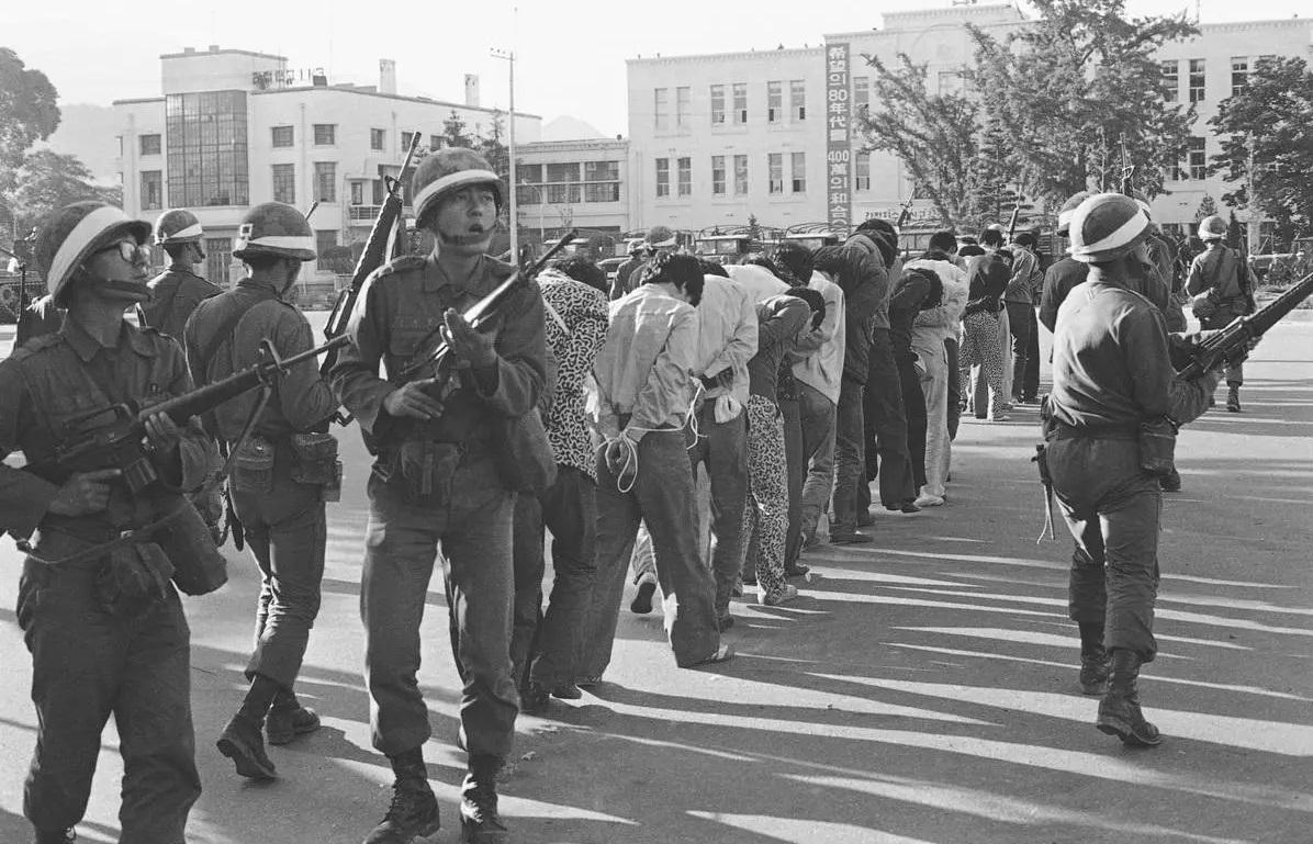 1980年5月27日,戒嚴部隊在光州拘捕反政府民眾。(資料圖片)