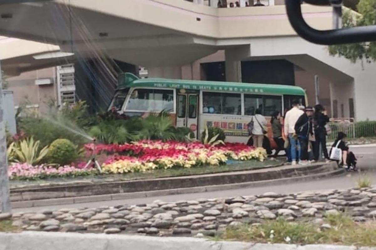 有專綫小巴懷疑失事剷上大圍迴旋處。(網上圖片)