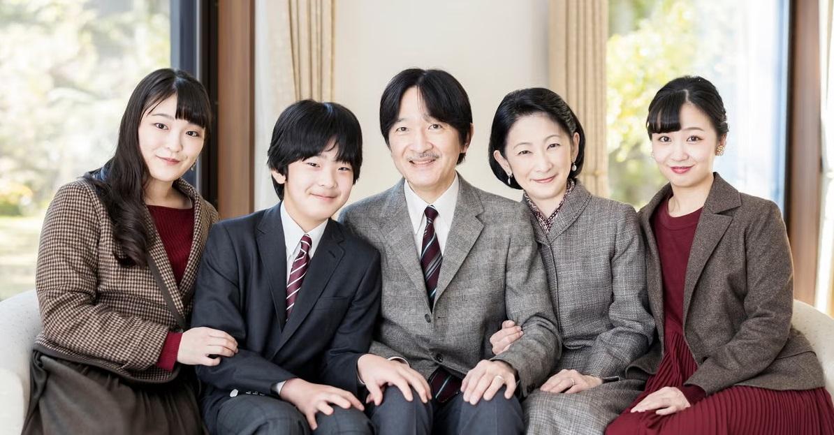 文仁全家福,左起真子公主、悠仁親王、文仁皇嗣、紀子妃、佳子公主。(互聯網)