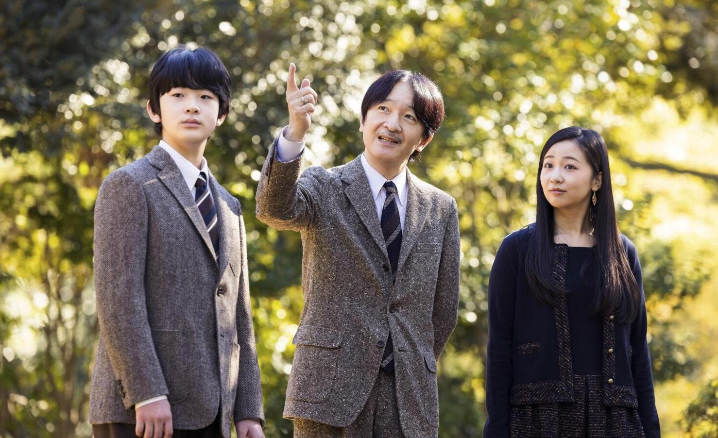 左起:悠仁親王、文仁皇嗣、佳子公主。(互聯網)