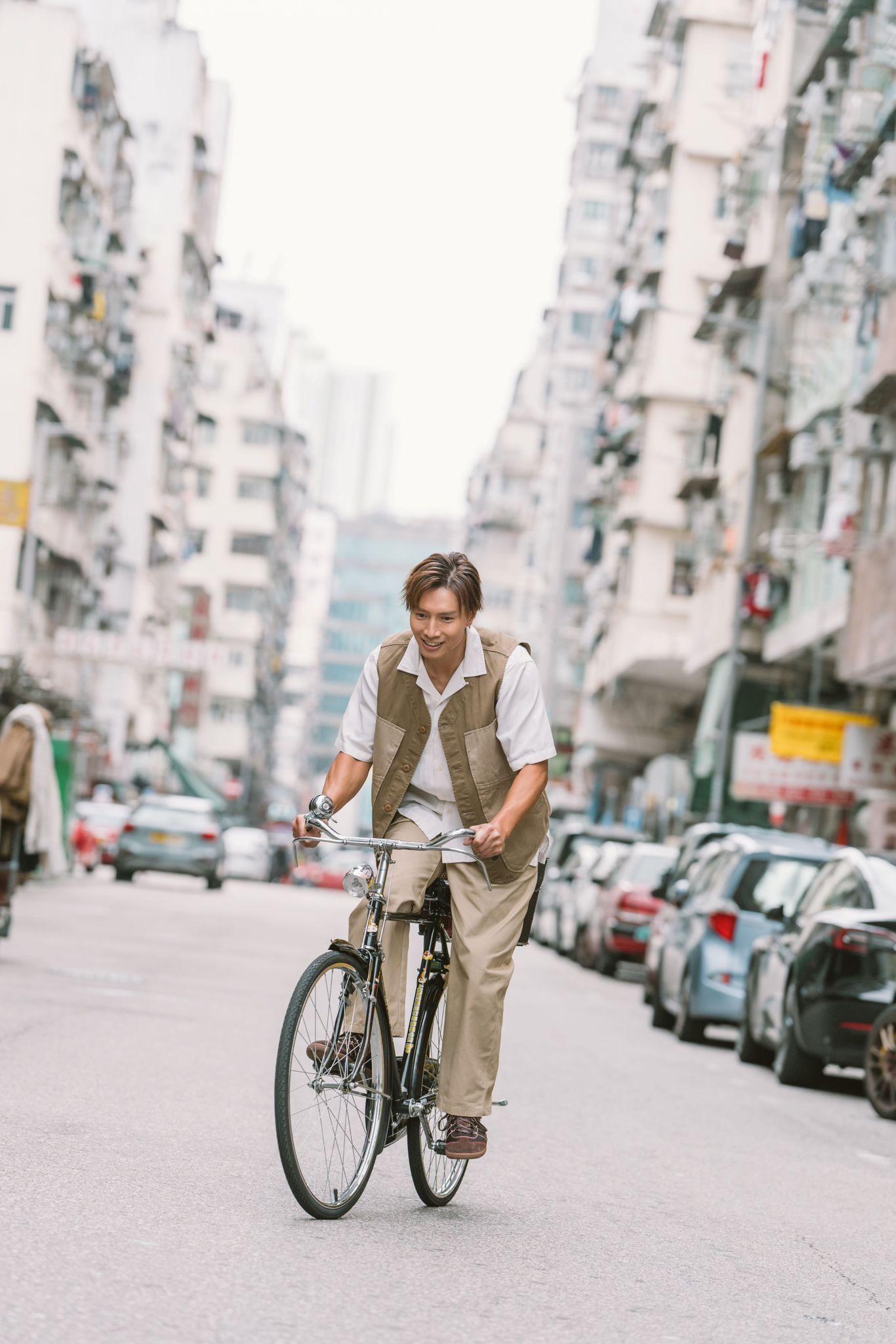 Jason在MV中踩單車愜意遊走鬧市。