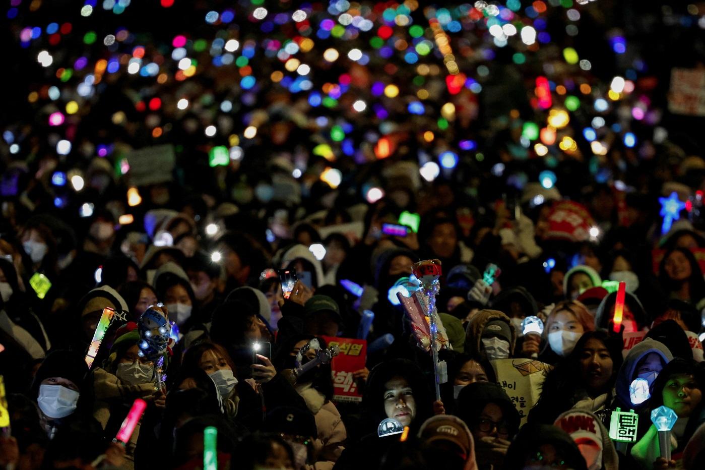 南韓Z世代以K-POP演唱會形式主導反尹錫悅示威,營造出和平氣氛。(路透社)