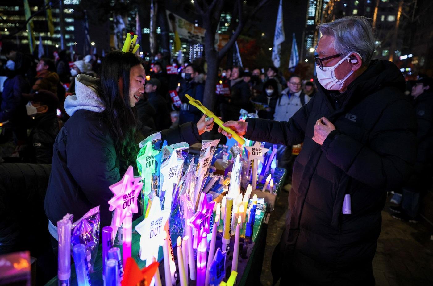 南韓Z世代以K-POP演唱會形式主導反尹錫悅示威,營造出和平氣氛。(路透社)