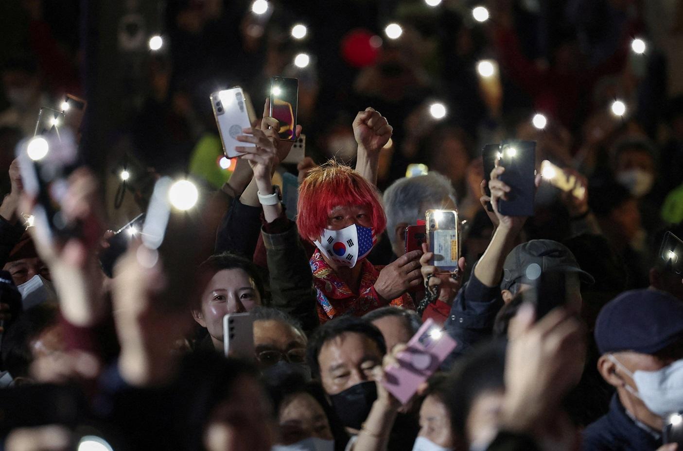 南韓Z世代以K-POP演唱會形式主導反尹錫悅示威,營造出和平氣氛。(路透社)