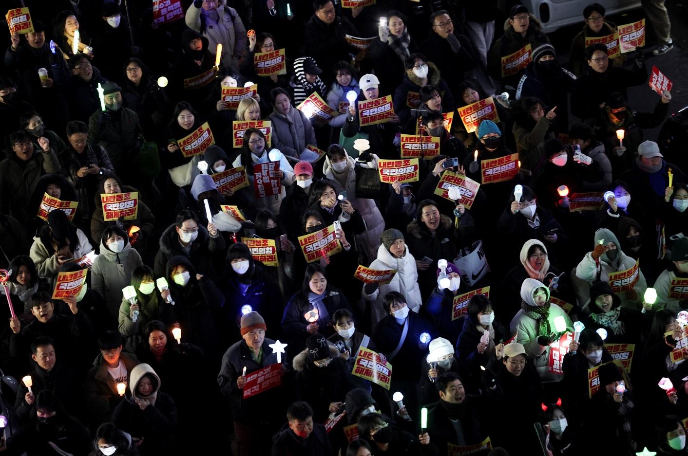 南韓Z世代以K-POP演唱會形式主導反尹錫悅示威,營造出和平氣氛。(路透社)