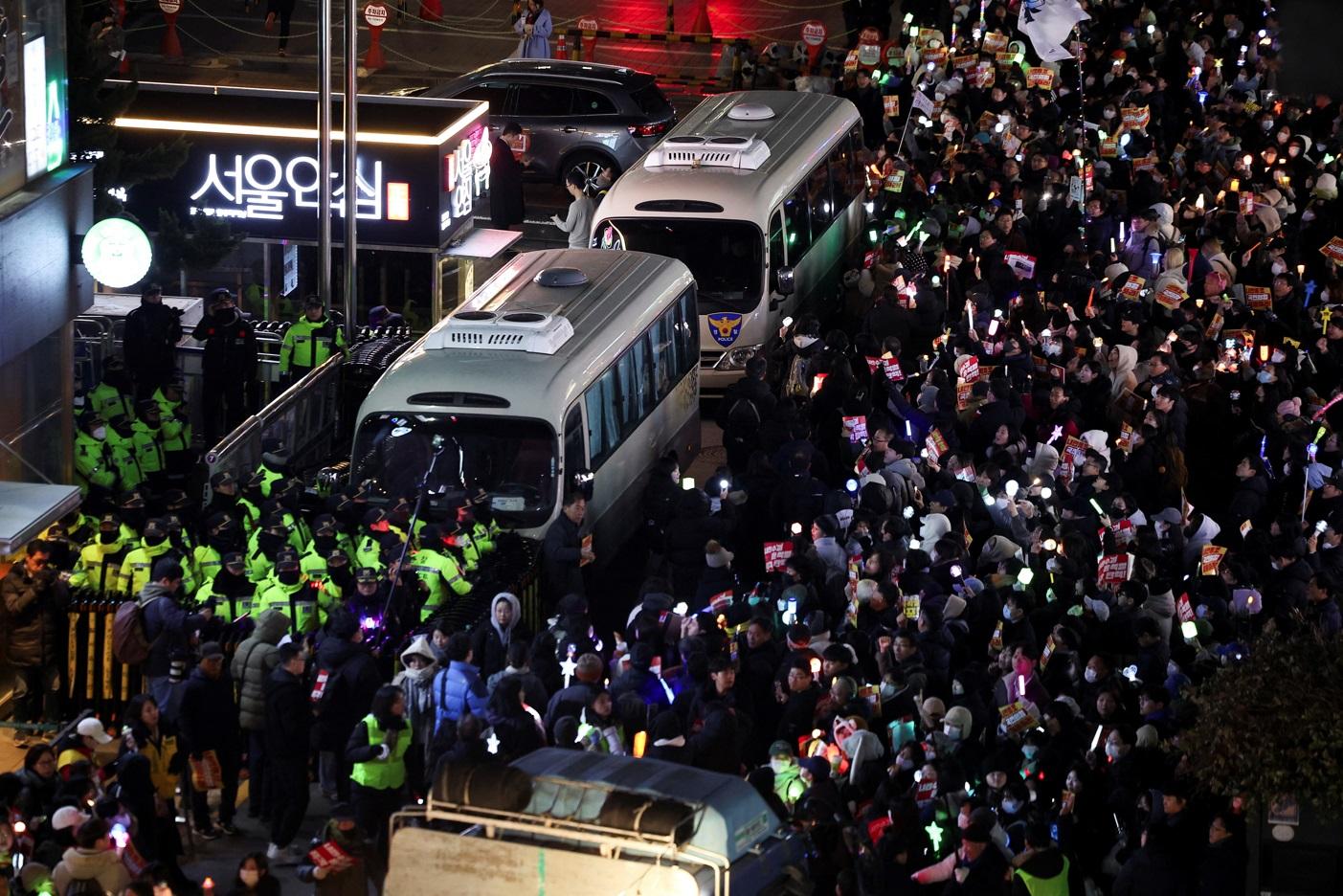 南韓Z世代以K-POP演唱會形式主導反尹錫悅示威,營造出和平氣氛。(路透社)