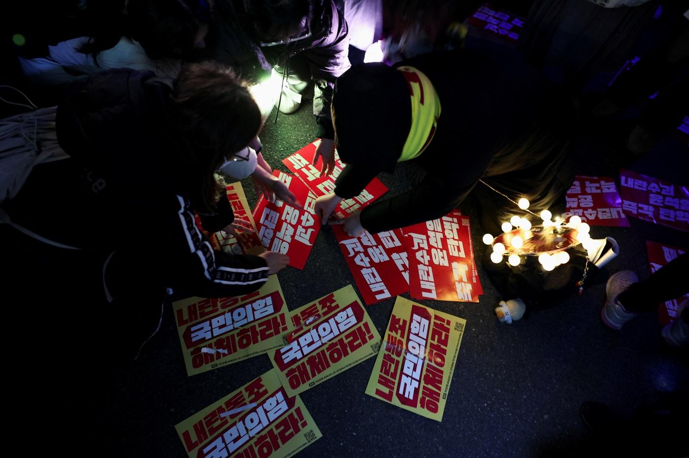 南韓Z世代以K-POP演唱會形式主導反尹錫悅示威,營造出和平氣氛。(路透社)