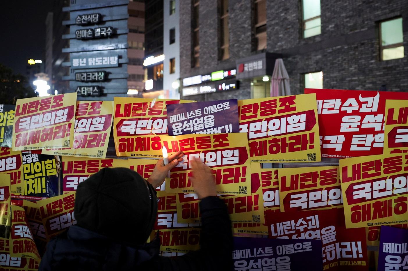 南韓Z世代以K-POP演唱會形式主導反尹錫悅示威,營造出和平氣氛。(路透社)