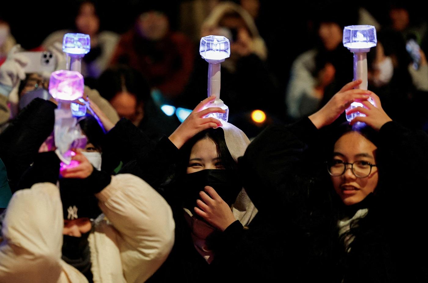 南韓Z世代以K-POP演唱會形式主導反尹錫悅示威,營造出和平氣氛。(路透社)