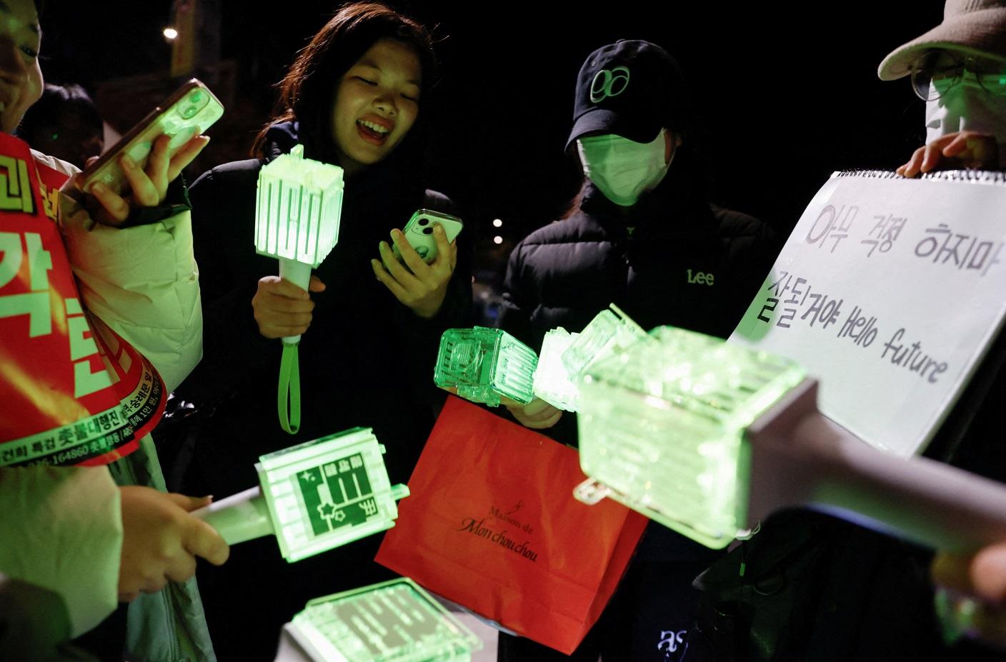 南韓Z世代以K-POP演唱會形式主導反尹錫悅示威,營造出和平氣氛。(路透社)