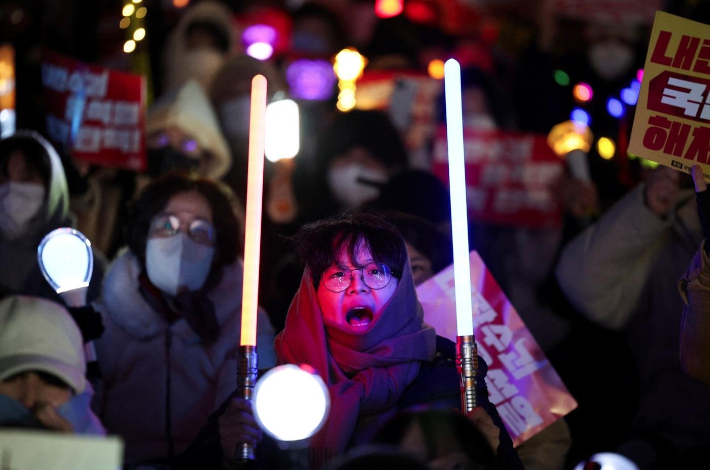 南韓Z世代以K-POP演唱會形式主導反尹錫悅示威,營造出和平氣氛。(路透社)