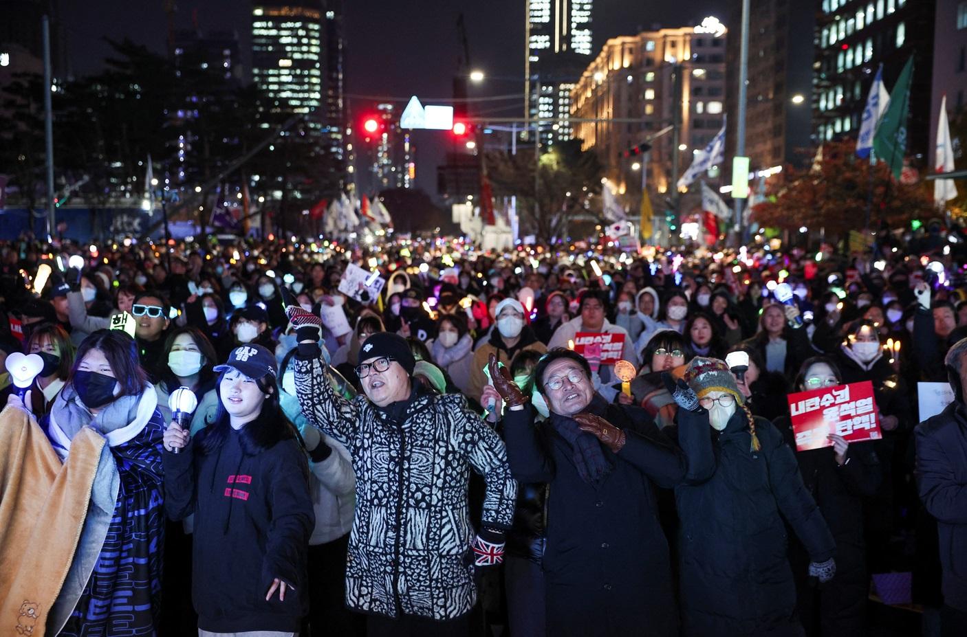 南韓Z世代以K-POP演唱會形式主導反尹錫悅示威,營造出和平氣氛。(路透社)