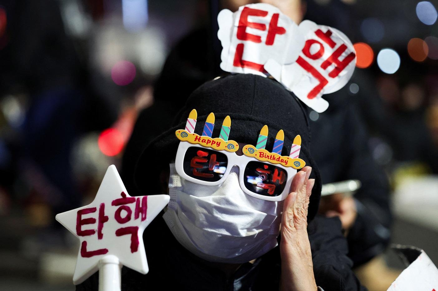 南韓Z世代以K-POP演唱會形式主導反尹錫悅示威,營造出和平氣氛。(路透社)
