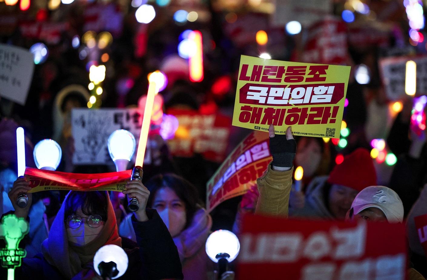 南韓Z世代以K-POP演唱會形式主導反尹錫悅示威,營造出和平氣氛。(路透社)