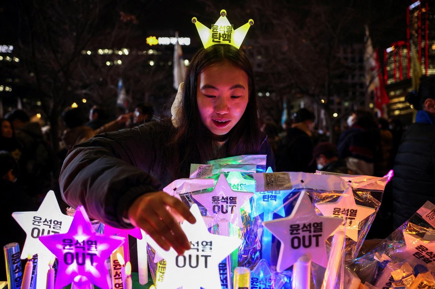 南韓Z世代以K-POP演唱會形式主導反尹錫悅示威,營造出和平氣氛。(路透社)