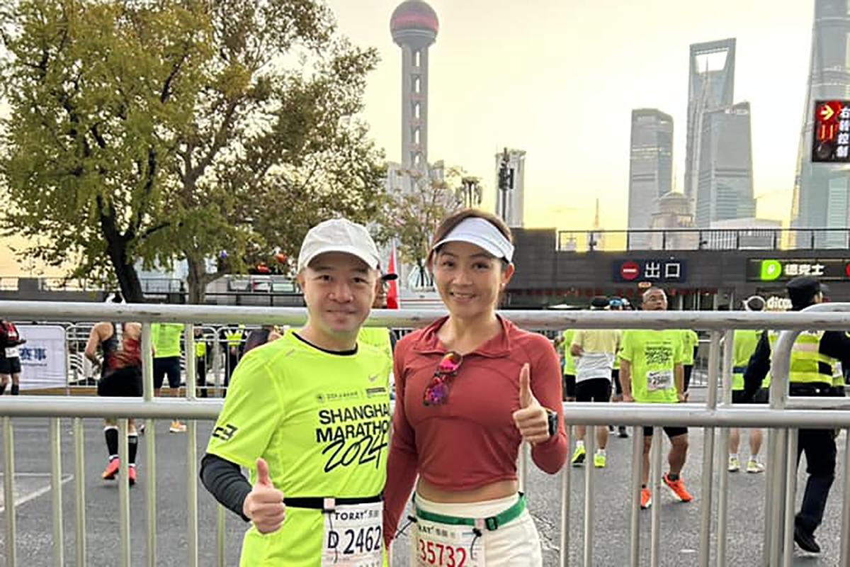 陸瀚民(左)同太太洪綺敏一齊參加上海馬拉松全馬賽事。(陸瀚民FB)