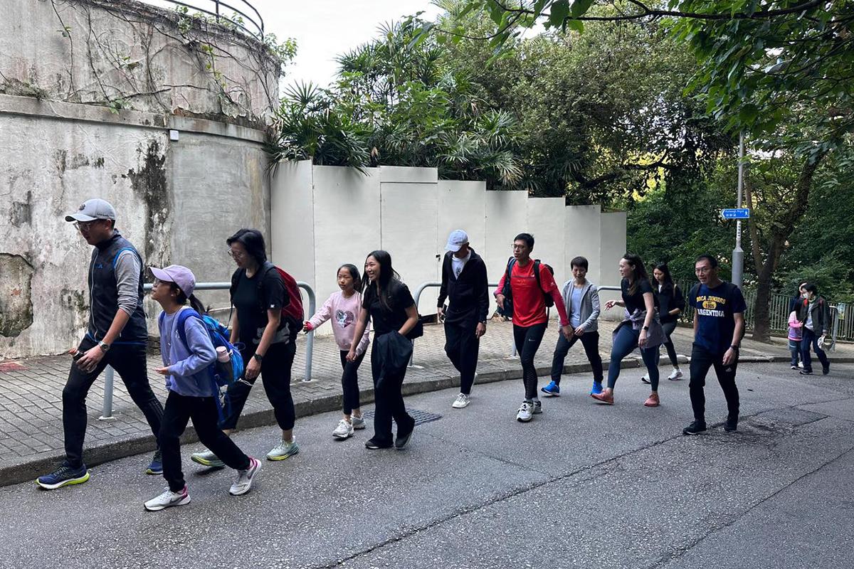 盧寵茂(左一)帶領一班醫衞局員工行山。(醫務衞生局FB)