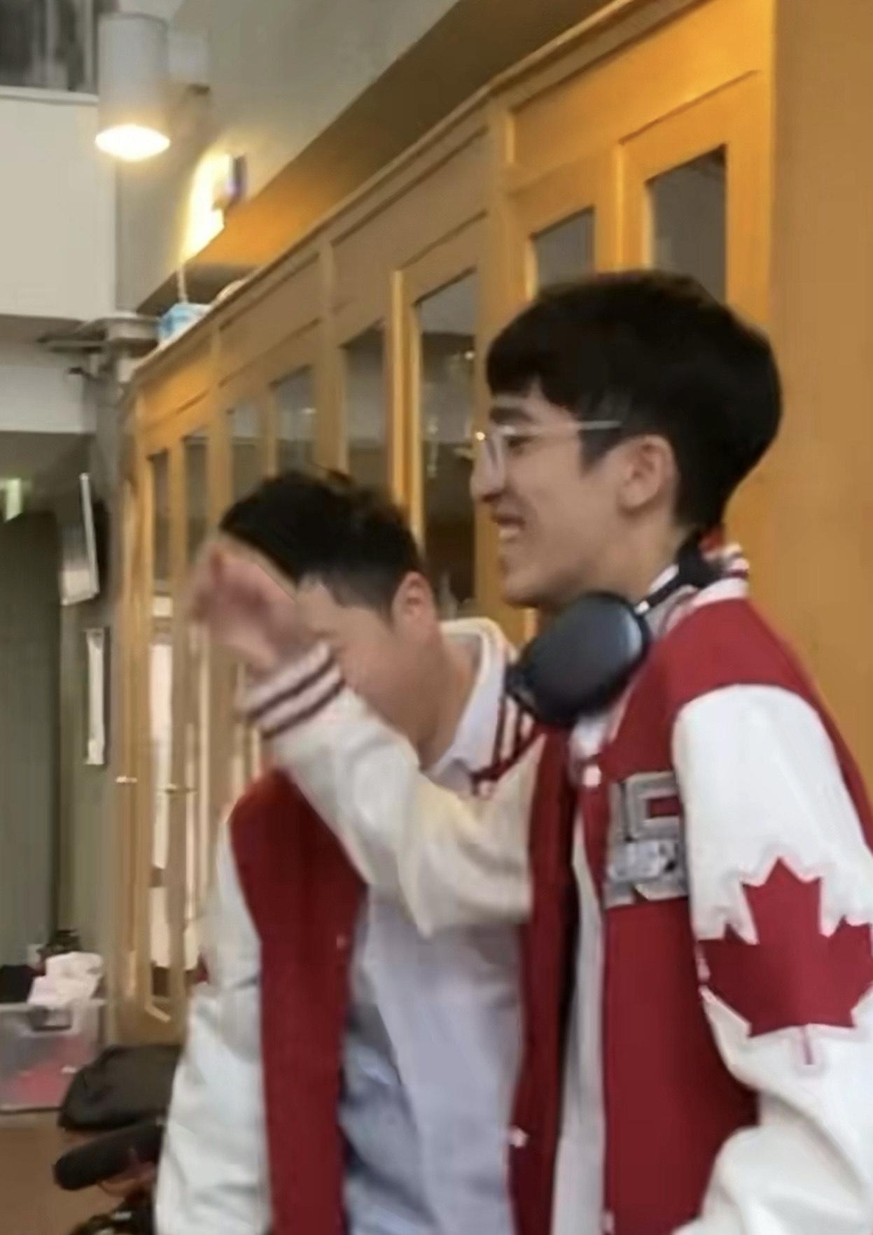 Ryan 查看電郵後,興奮得與同學們逐一擊掌。