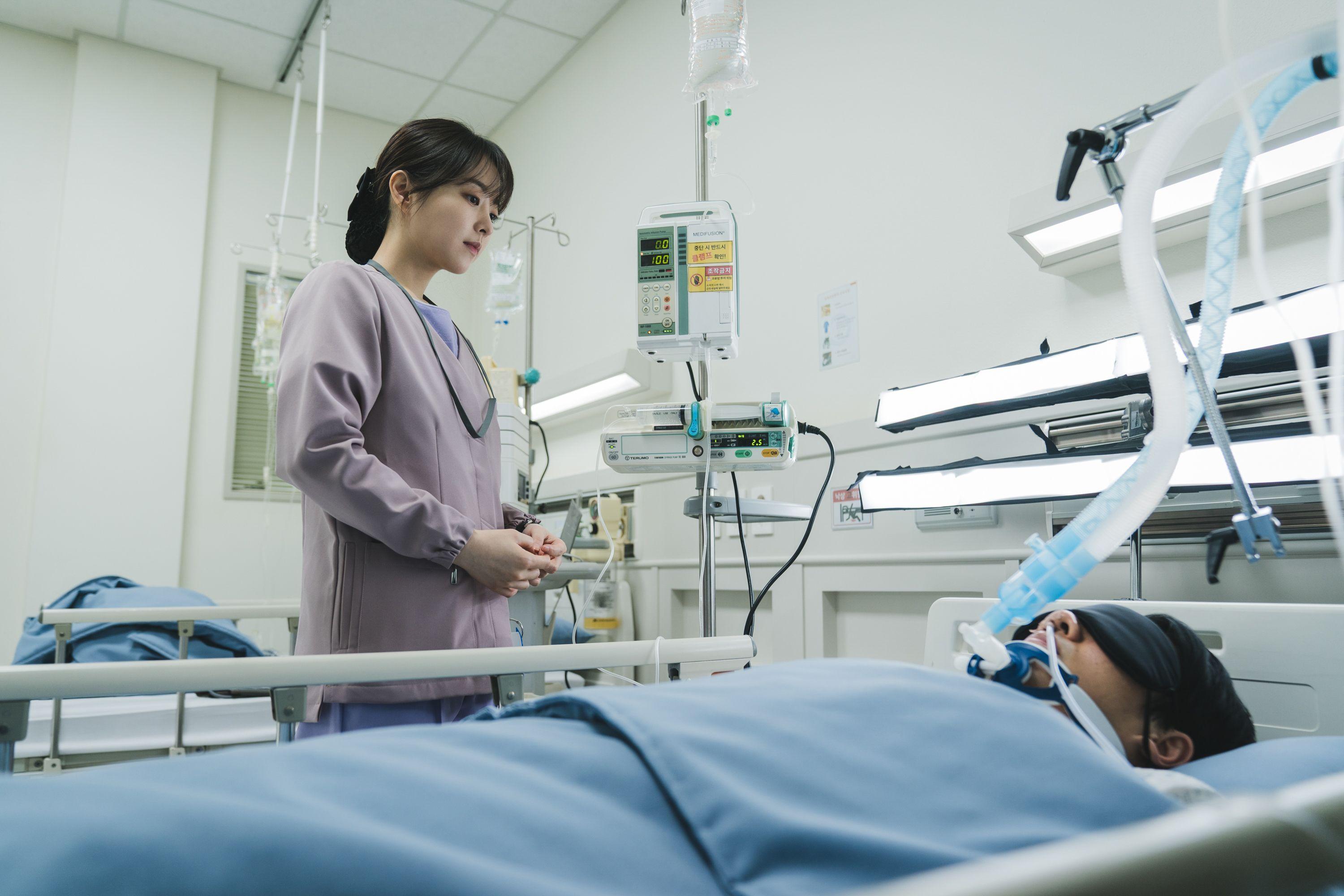 《照明商店》由網漫原著作者姜草擔任編劇。