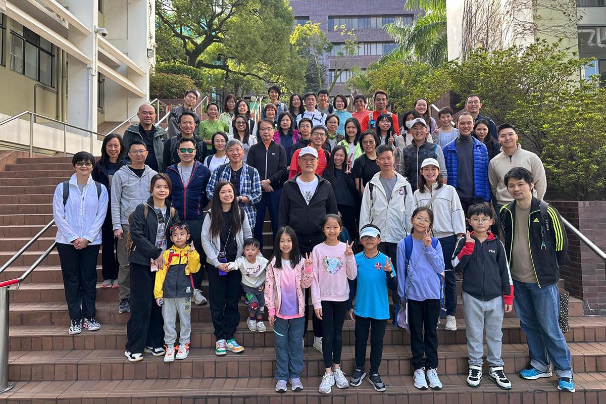 盧寵茂同陳松青帶領一班醫衞局員工行山。(醫務衞生局FB)