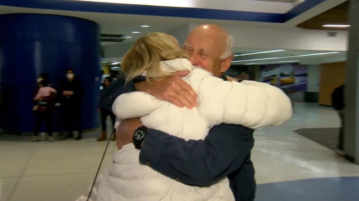 韓德紹本月20日在機場與姊妹初見面,激動得緊抱對方。(互聯網)