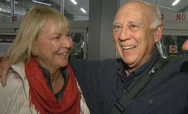 韓德紹本月20日在機場與姊妹開心初見面。(互聯網)