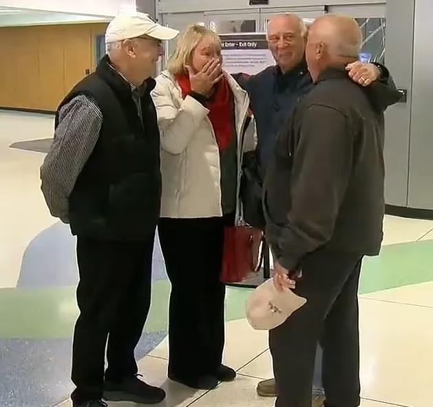 韓德紹本月20日在機場與兄弟姊妹初見面。(互聯網)