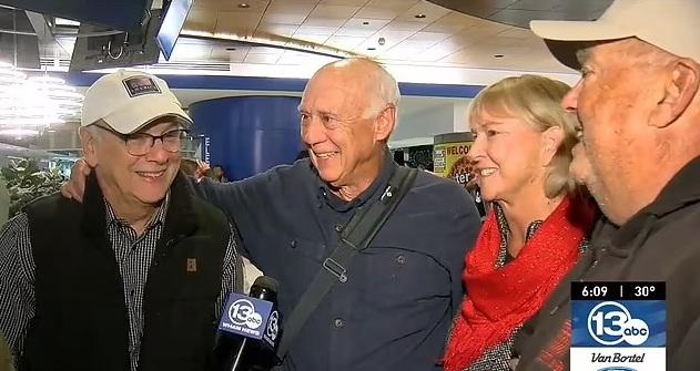 韓德紹(左2)在機場與兄弟姊妹初見面。(互聯網)