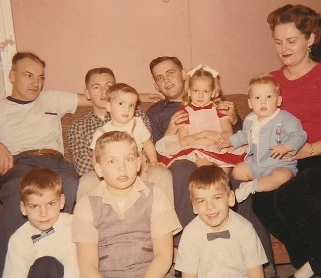 韓德紹生父與家人的舊照片。(互聯網)