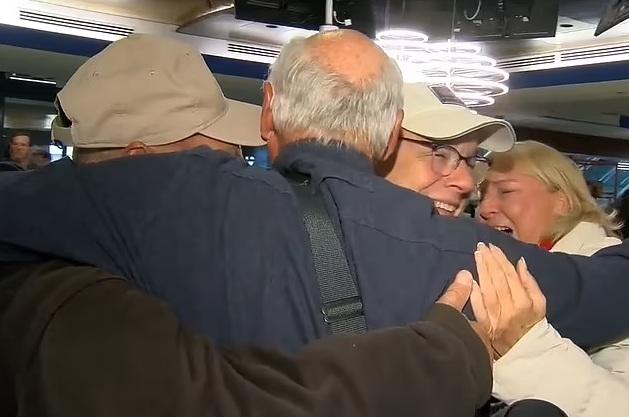 韓德紹本月20日在機場初見面,高興得擁作一團。(互聯網)