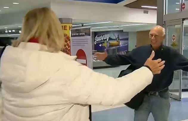 韓德紹本月20日在機場與姊妹初見面。(互聯網)