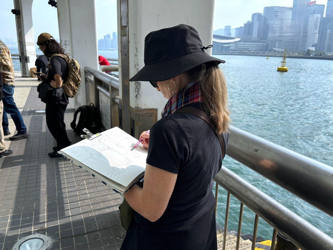 有人認為,紅球與周圍城市環境形成鮮明對比。(港台圖片)