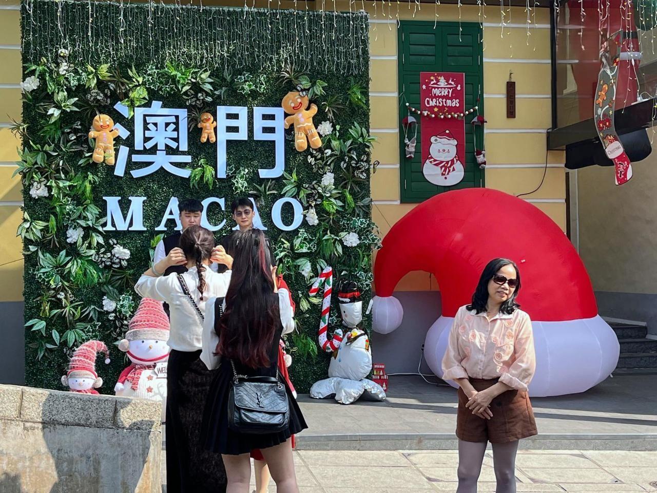 賀一誠表示,疫後個人遊和家庭遊的旅客增多,客量已回復至2019年的八成多。(港台圖片)