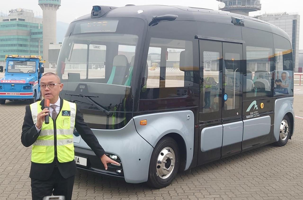 機管局機場運行執行總監姚兆聰表示,無人駕駛車輛初步預計每小時單方向載客量有500人,並逐步加至1000人。(港台圖片)