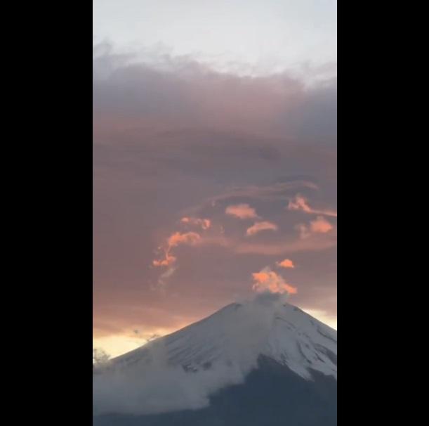 網民拍下富士山日落雲霞。(互聯網)