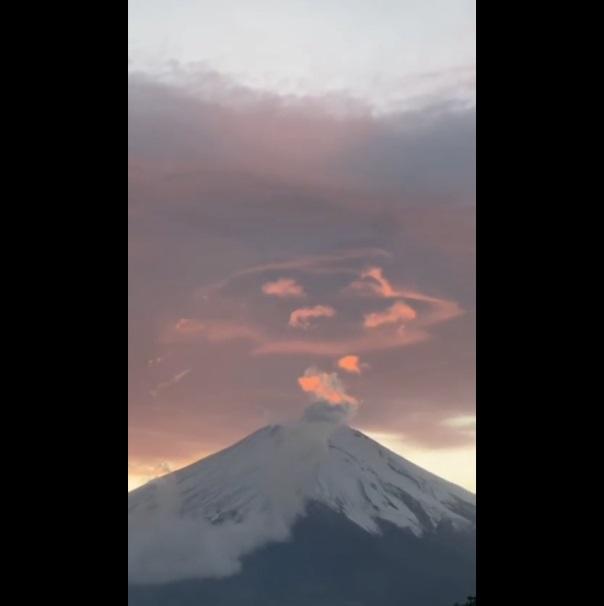 網民拍下富士山日落雲霞。(互聯網)