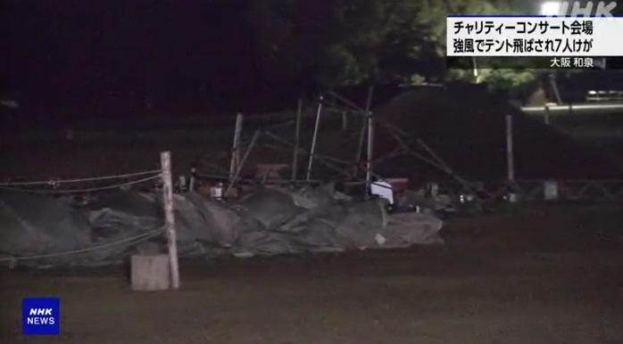 事發後會場狀況,可見倒塌的帳篷放置在地上。(互聯網)