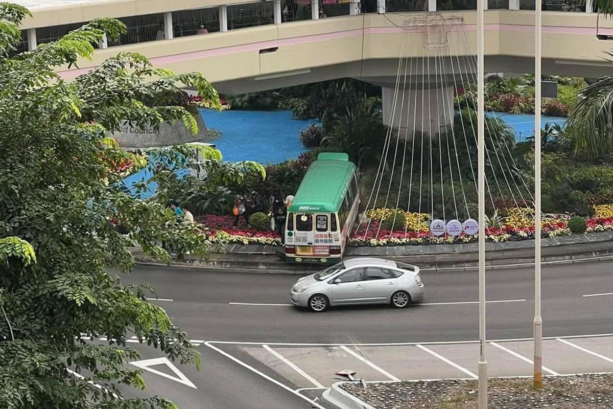 有專綫小巴懷疑失事剷上大圍迴旋處。(網上圖片)