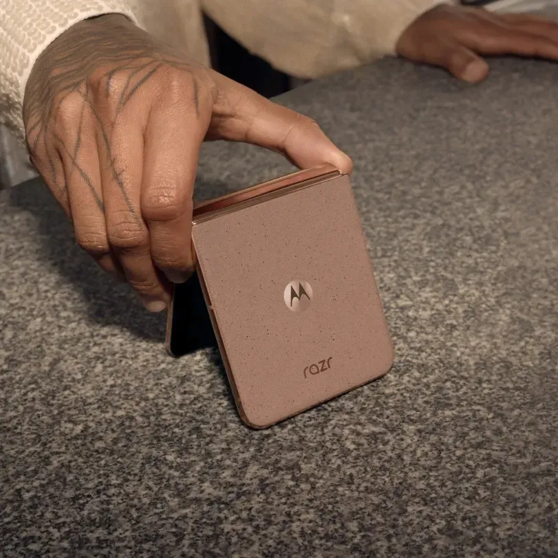 今年大熱的細摺razr 50 ultra換上新色相當吸引。