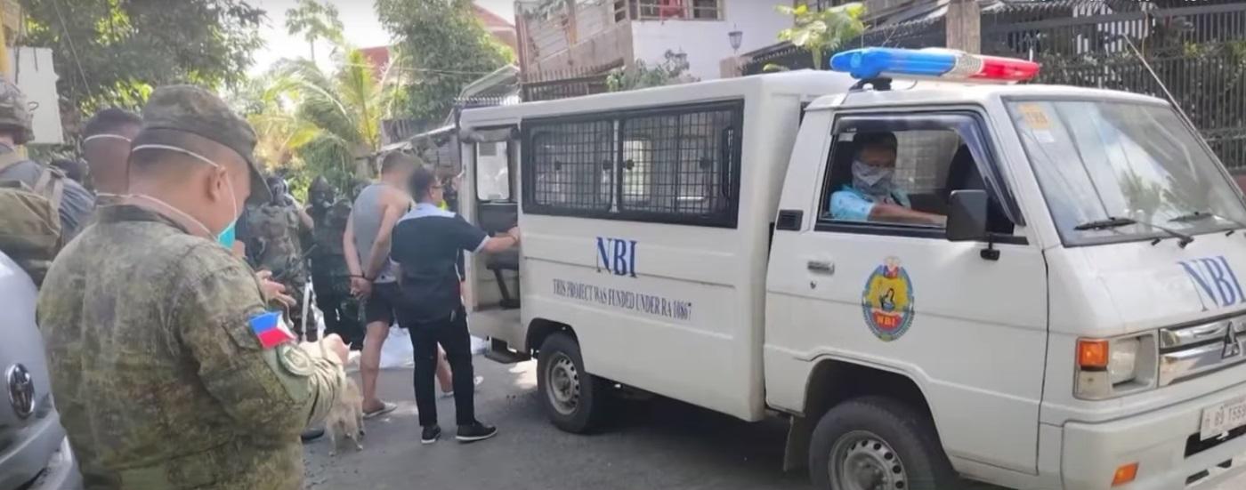 男疑犯被帶走。(互聯網)